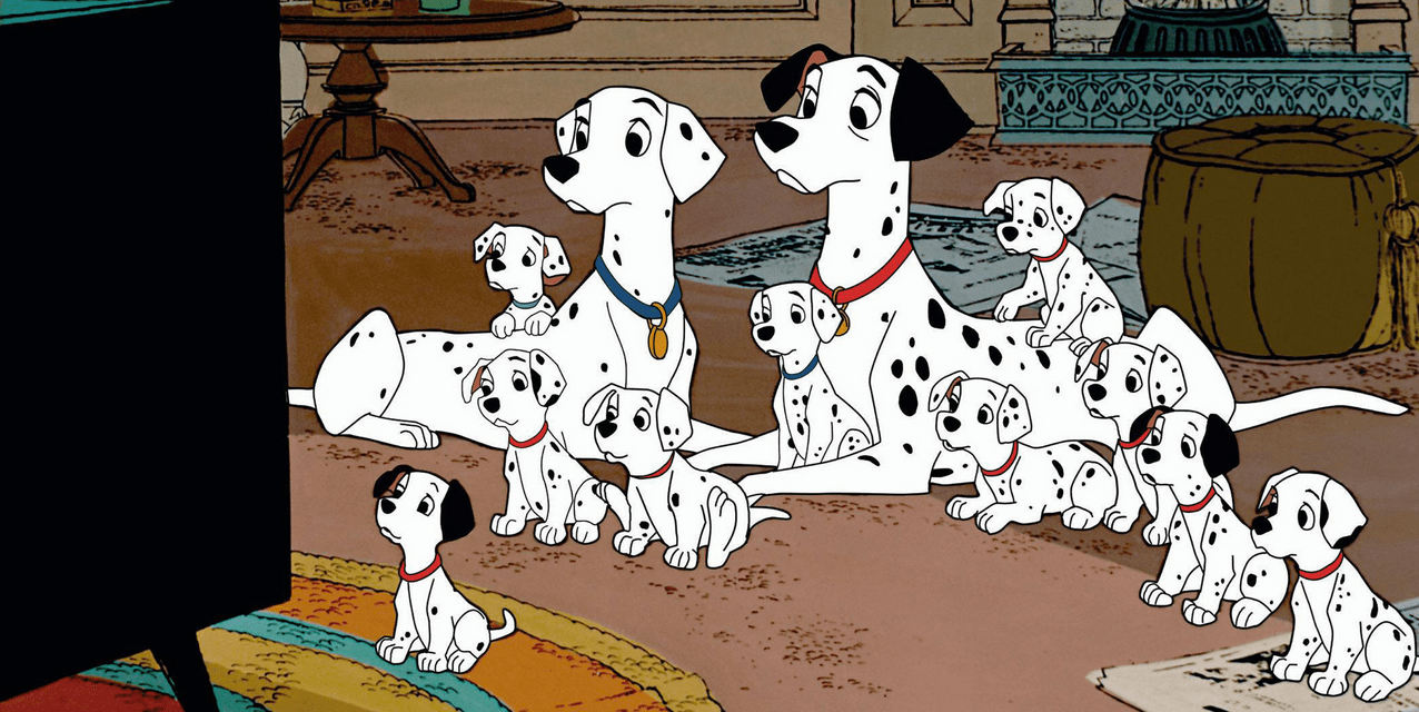 Imagem da animação 101 Dálmatas com cãezinhos reunidos vendo televisão