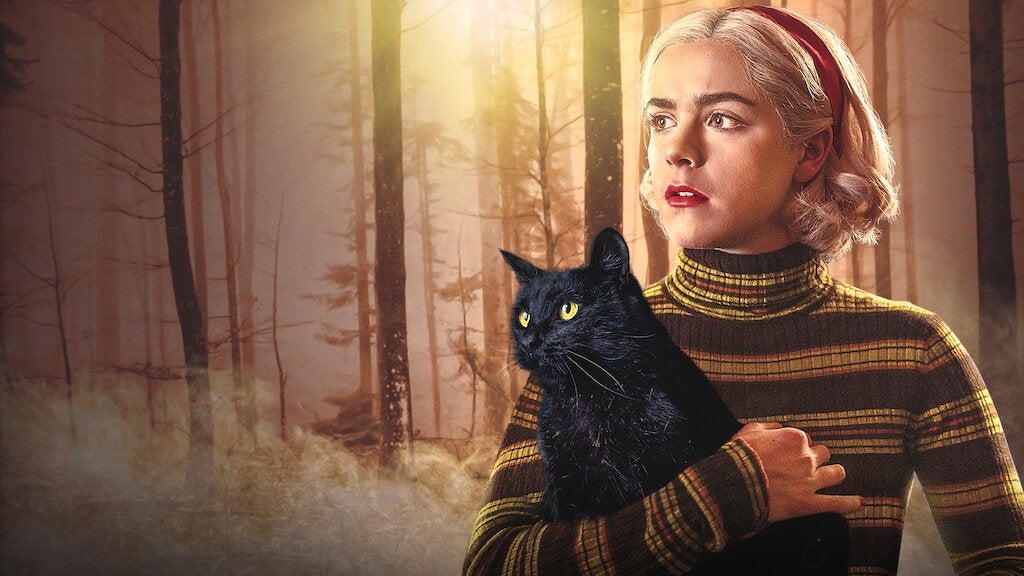 Sabrina e Salem em imagem de divulgação da recente adaptação da Netflix