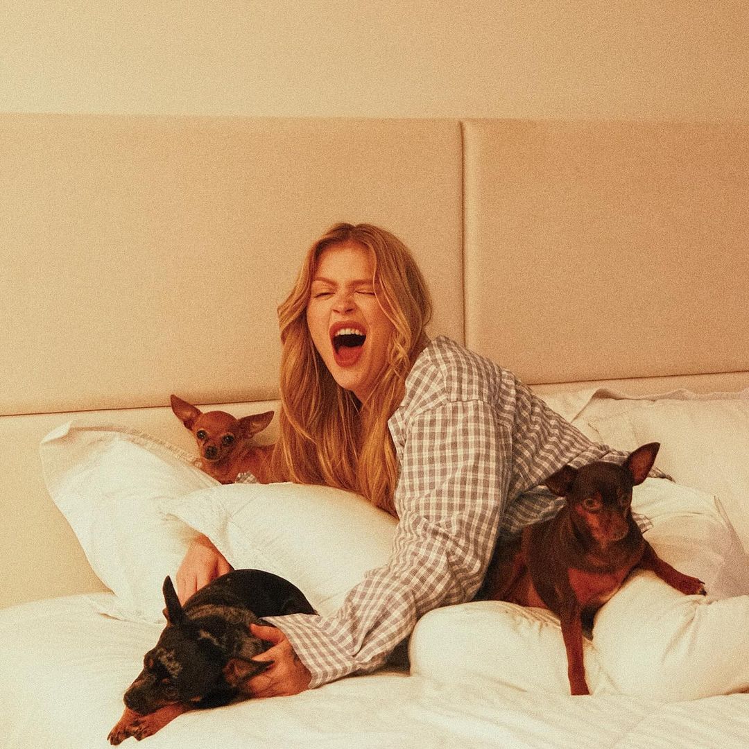 Luisa Sonza com cachorros na cama