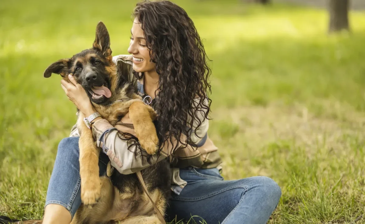 O cachorro atua como um "terapeuta" para os tutores