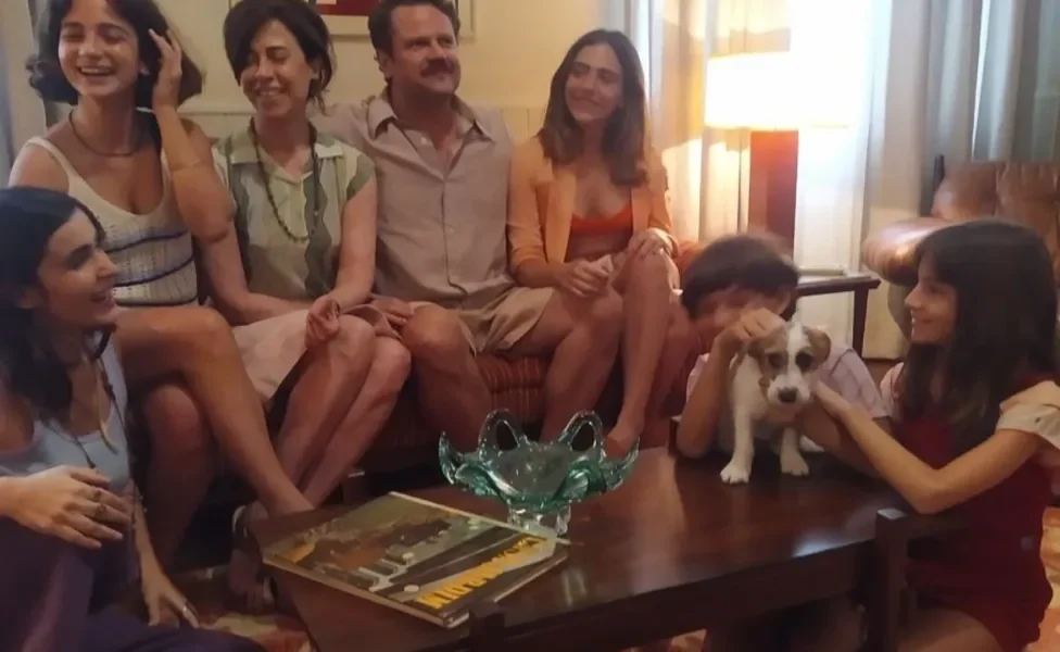 cachorro reunido com a família