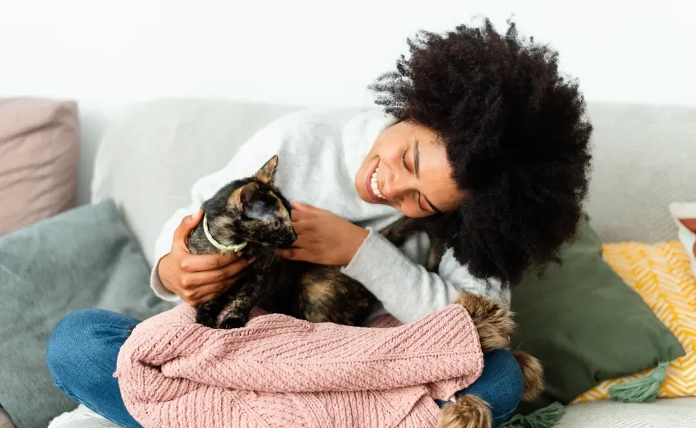 tutora com seu gato de estimação no colo