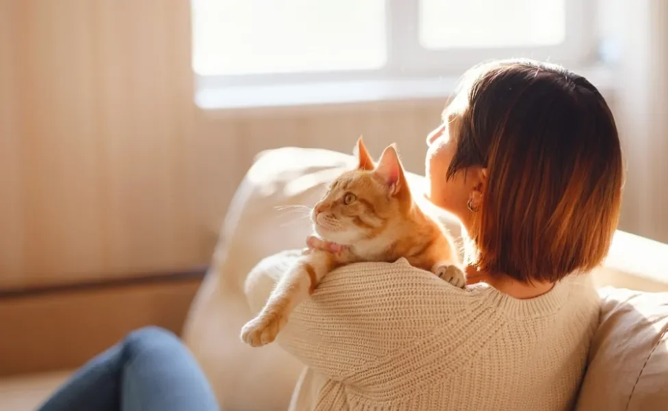 mullher abraçando gato