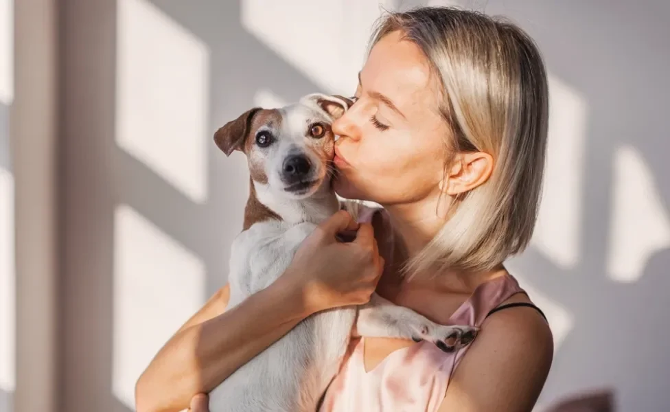 filhote de cachorro no colo de mulher