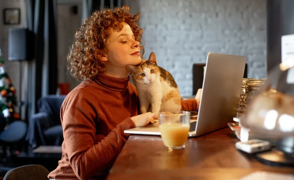 mulher com lado de gato