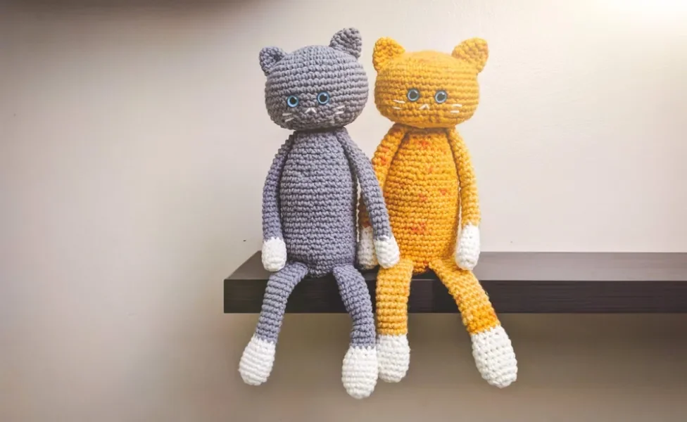 gatos de amigurumi na estante