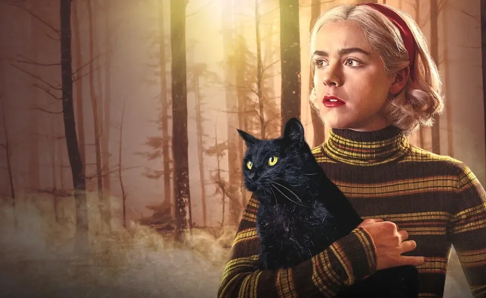 Sabrina e Salem em imagem de divulgação da recente adaptação da Netflix