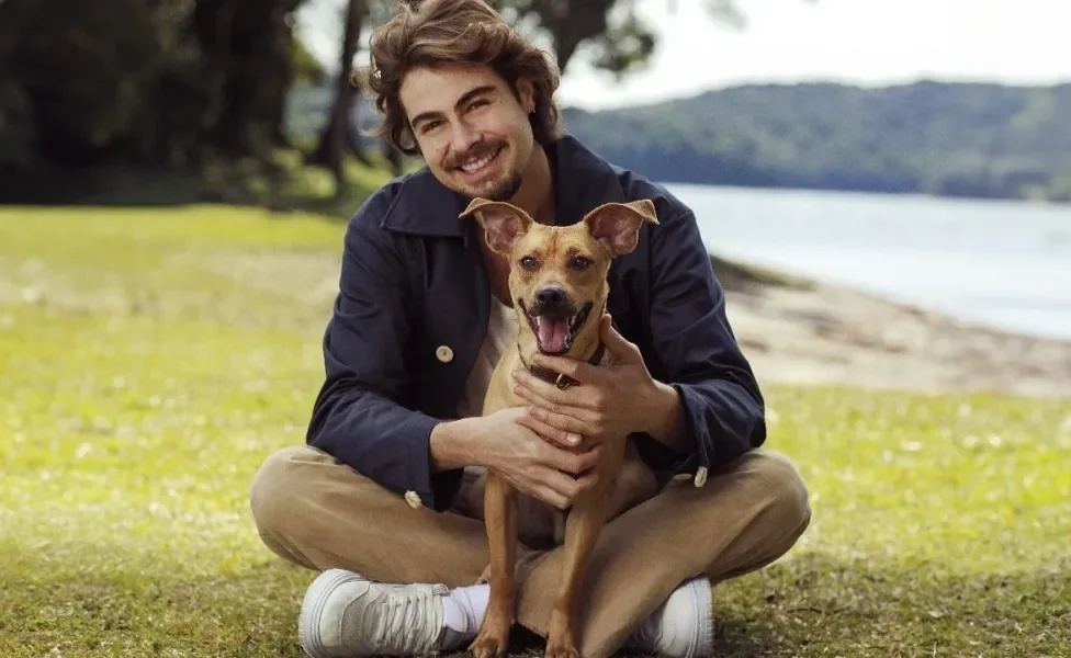 vira-lata caramelo e Rafael Vitti no parque