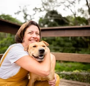 Ser mãe de cachorro significa cuidar, amar e se dedicar ao animal