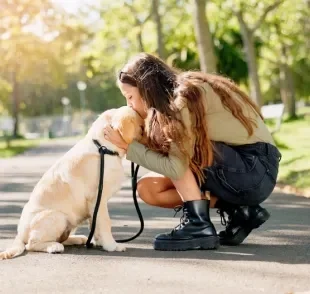 Passear com cachorro não traz benefícios apenas para o pet, mas também para o tutor