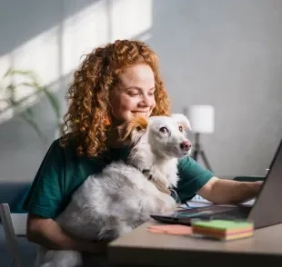 Ter um gato e cachorro podem torná-lo um profissional melhor