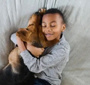 A relação entre crianças e pets é muito benéfica para os pequenos