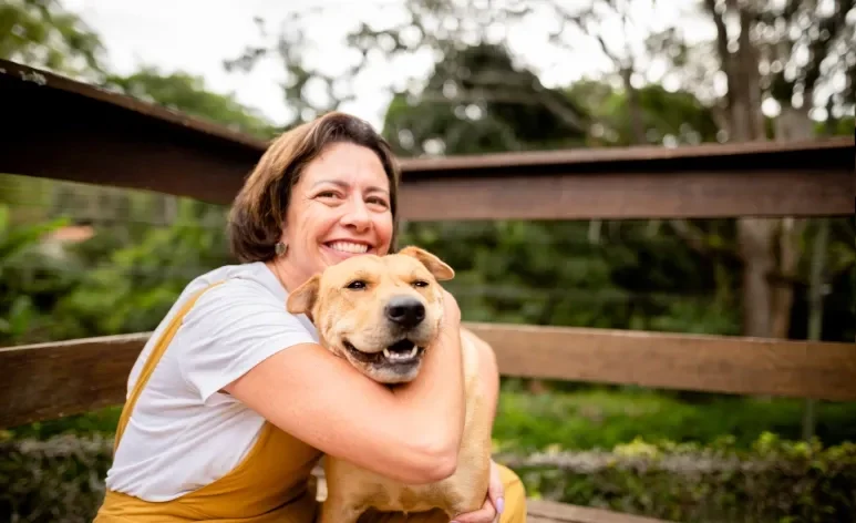 Ser mãe de cachorro significa cuidar, amar e se dedicar ao animal